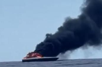 Stefania Craxi yacht in fiamme affonda salvata con il marito Video