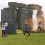 Stonehenge blitz degli attivisti e vernice sulle pietre Video