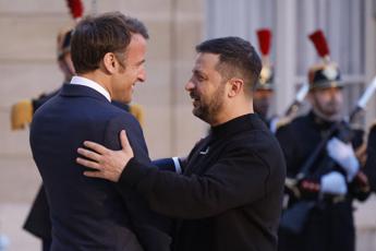 Ucraina lannuncio di Macron Francia dara aerei e formera soldati per Kiev