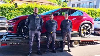 Varese Gdf e Adm sequestrata per contrabbando Ferrari da 400mila euro