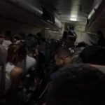 Volo Fiumicino Olbia in ritardo di 3 ore protesta passeggeri alcuni scendono