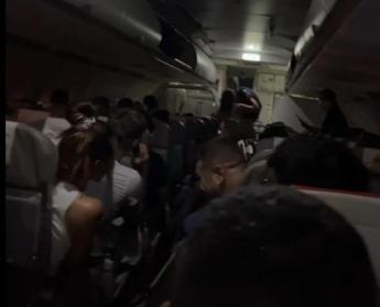 Volo Fiumicino Olbia in ritardo di 3 ore protesta passeggeri alcuni scendono