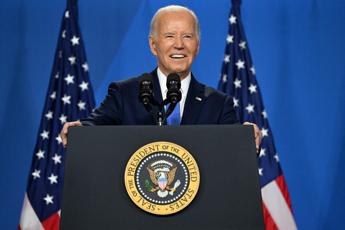 Biden conferenza con gaffe ma non molla Devo finire il lavoro battero Trump