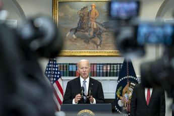 Biden e i dubbi sulla salute lamico dem Moulton Non mi ha riconosciuto