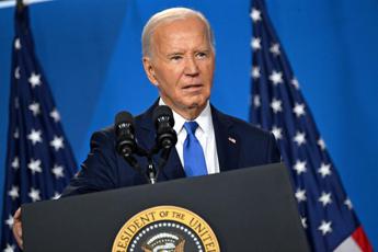 Biden e la conferenza prima risposta e confonde Harris con Trump