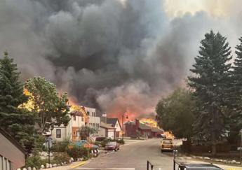 Canada incendio devasta citta di Jasper premier di Alberta in lacrime Video