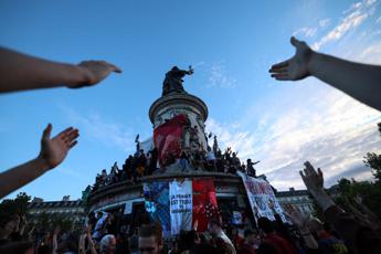 Elezioni Francia scontri a Parigi tra polizia e estremisti sinistra