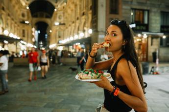 Estate italiani in vacanza tra voglia di relax e buon cibo per ricaricare energie