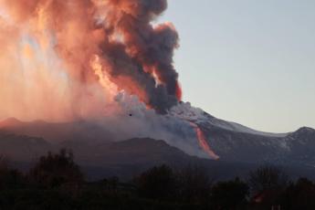 Etna in eruzione chiuso parzialmente aeroporto Catania