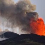 Etna in eruzione fontane di lava e nube di cenere voli ridotti a Catania