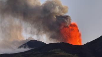 Etna nube vulcanica altissima da cratere Voragine cenere in direzione sudest