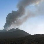 Etna vulcano oggi attivo nube di cenere da cratere Voragine