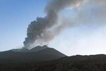 Etna vulcano oggi attivo nube di cenere da cratere Voragine