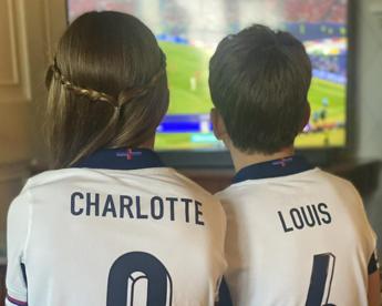 Euro 2024 e la foto omaggio dei principi di Galles con Charlotte e Louis incollati alla tv