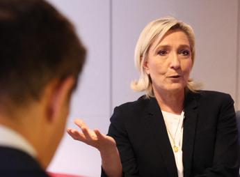 Francia Marine Le Pen nel mirino indagine su finanziamenti illeciti