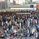 Francoforte aeroporto bloccato da attivisti per il clima voli sospesi