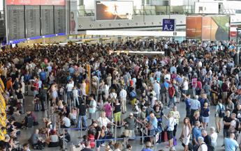 Francoforte aeroporto bloccato da attivisti per il clima voli sospesi