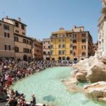 Overtourism a Roma due euro per fotografare da vicino Fontana di Trevi