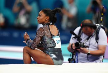 Parigi 2024 tutti gli occhi per Simone Biles anche Tom Cruise col fiato sospeso