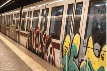 Roma rissa sulla metro in tre si affrontano armati tra passeggeri in fuga