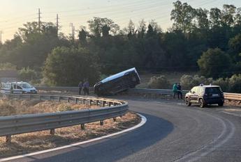 Roma scappa su furgone rubato ma finisce fuoristrada un morto sullAurelia