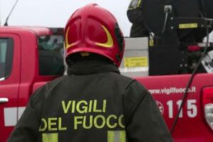 Roma scoppia incendio in un appartamento a Drangoncello morto un uomo