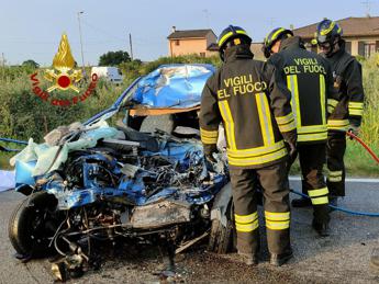 Scontro frontale con camion nettezza urbana a Verona due morti