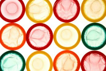 Sesso meno di 1 giovane su 2 usa condom