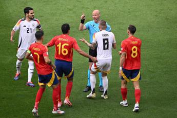 Spagna Germania 2 1 arbitro Taylor nega rigore bis dopo Roma Siviglia Video