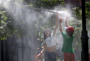 Super caldo sullItalia oggi e domani 12 citta da bollino rosso