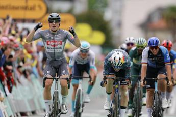 Tour de France Philipsen vince tappa 13 Pogacar sempre in giallo