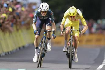 Tour de France Vingegaard vince 11esima tappa in volata su Pogacar