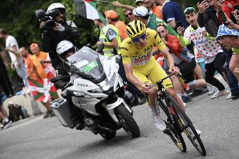 Tour de France oggi tappa 15 con salite per Pogacar orario e diretta tv