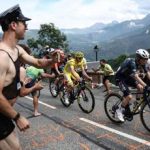 Tour de France spettatore lancia patatine in faccia a Pogacar Video