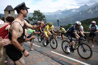 Tour de France spettatore lancia patatine in faccia a Pogacar Video