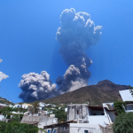 Vulcano Stromboli oggi nuova esplosione sullisola una nube e cenere