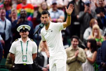 Wimbledon Djokovic batte Rune e litiga col pubblico Video