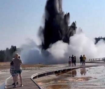 Yellowstone esplosione naturale spaventa i turisti Video