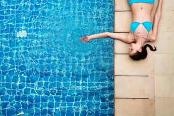 Abbronzatura a rischio se si va in piscina Cosa dice il dermatologo