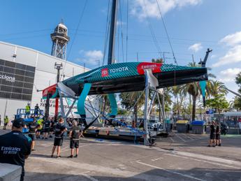 Americas Cup la barca di New Zealand cade dalla gru