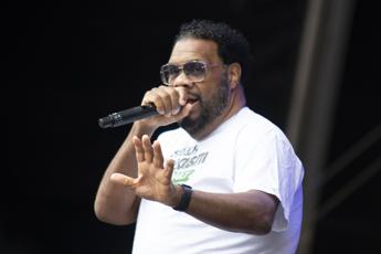 Fatman Scopp crolla sul palco rapper muore a 56 anni