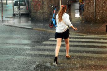 Fulmini grandine e pioggia oggi allerta gialla maltempo in 10 regioni