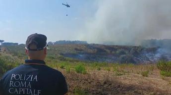 Incendio a Roma Ovest fumo e cenere fino al centro a causa del forte vento