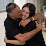 Israele ex ostaggio Noa Argamani balla con amici per festeggiare ritorno alla vita