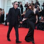 Mostra Venezia ecco Beetlejuice il red carpet gothic con Tim Burton e Monica Bellucci