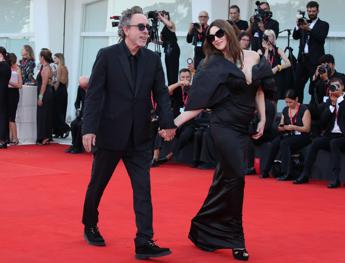 Mostra Venezia ecco Beetlejuice il red carpet gothic con Tim Burton e Monica Bellucci