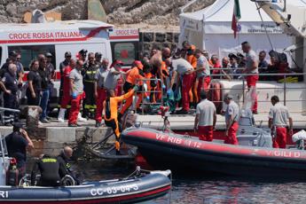 Naufragio Palermo indagati altri due uomini dellequipaggio e slittano le autopsie