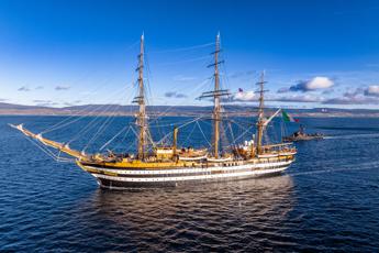 Nave scuola Amerigo Vespucci per la prima volta sostera al porto di Tokio