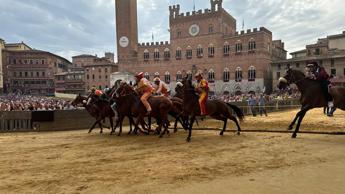 Palio di Siena la Contrada del Leocorno vince la Provaccia