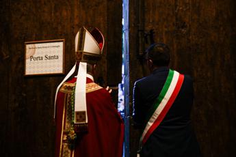 Perdonanza chiusa Porta Santa il sindaco LAquila capitale del perdono e della pace